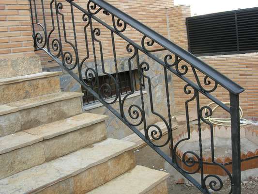 Barandilla de hierro forjado a medida instalada en escalera exterior por herreros en Barcelona