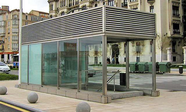Estructura metálica urbana de acero inoxidable instalada en acceso público en Barcelona