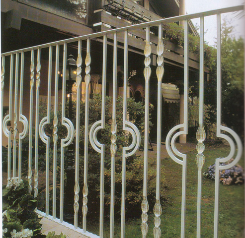 Barandilla metálica decorativa de forja para jardín o balcón en vivienda unifamiliar
