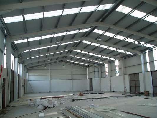 Estructura metálica instalada en nave industrial por expertos en herrería en Barcelona